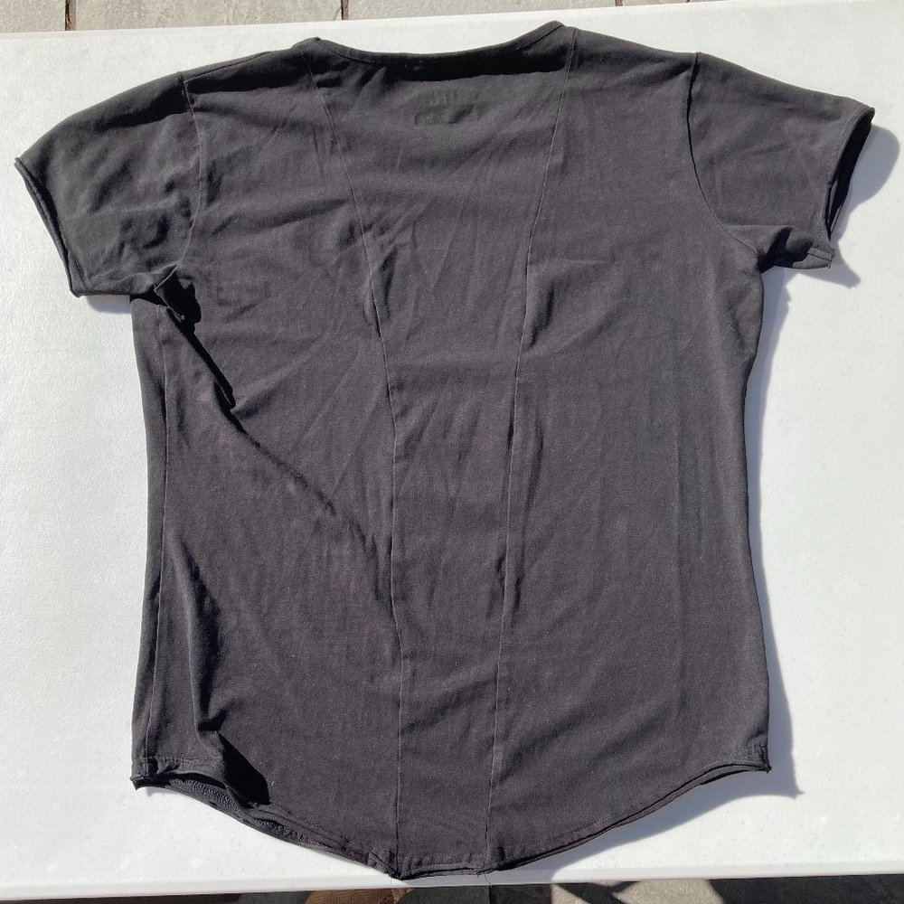 Alphalete Essential Scoop Short Sleeve in Black - Picture 2 of 3